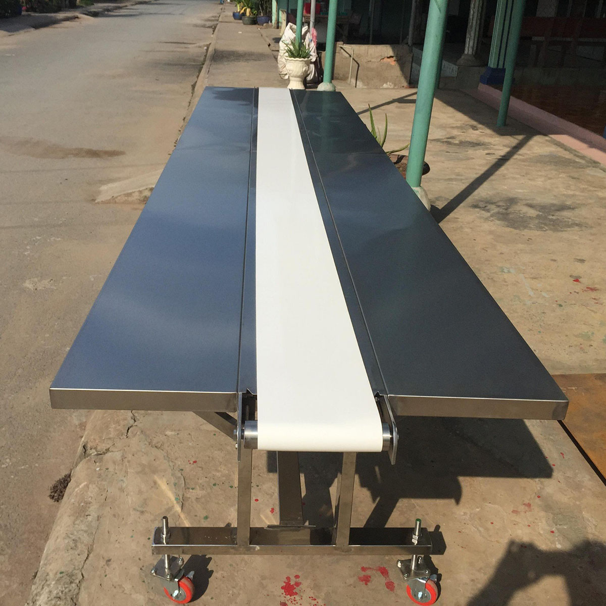 Bạn biết gì về băng tải bàn thao tác ?