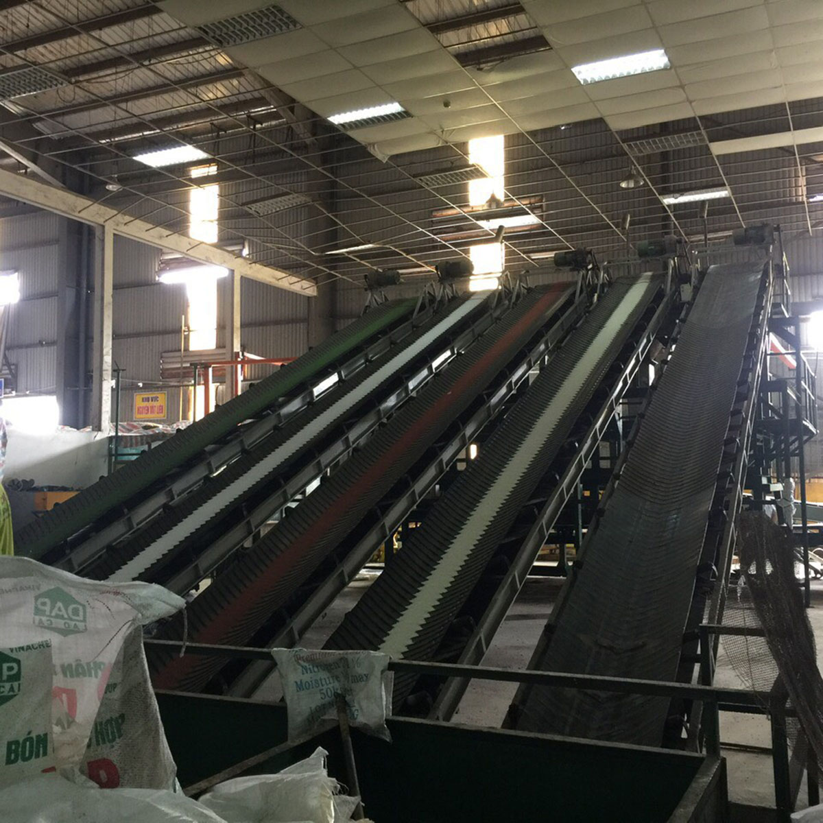 Tại sao băng tải cát đá được ví là “công cụ tất yếu” trong ngành khai thác và xây dựng ?